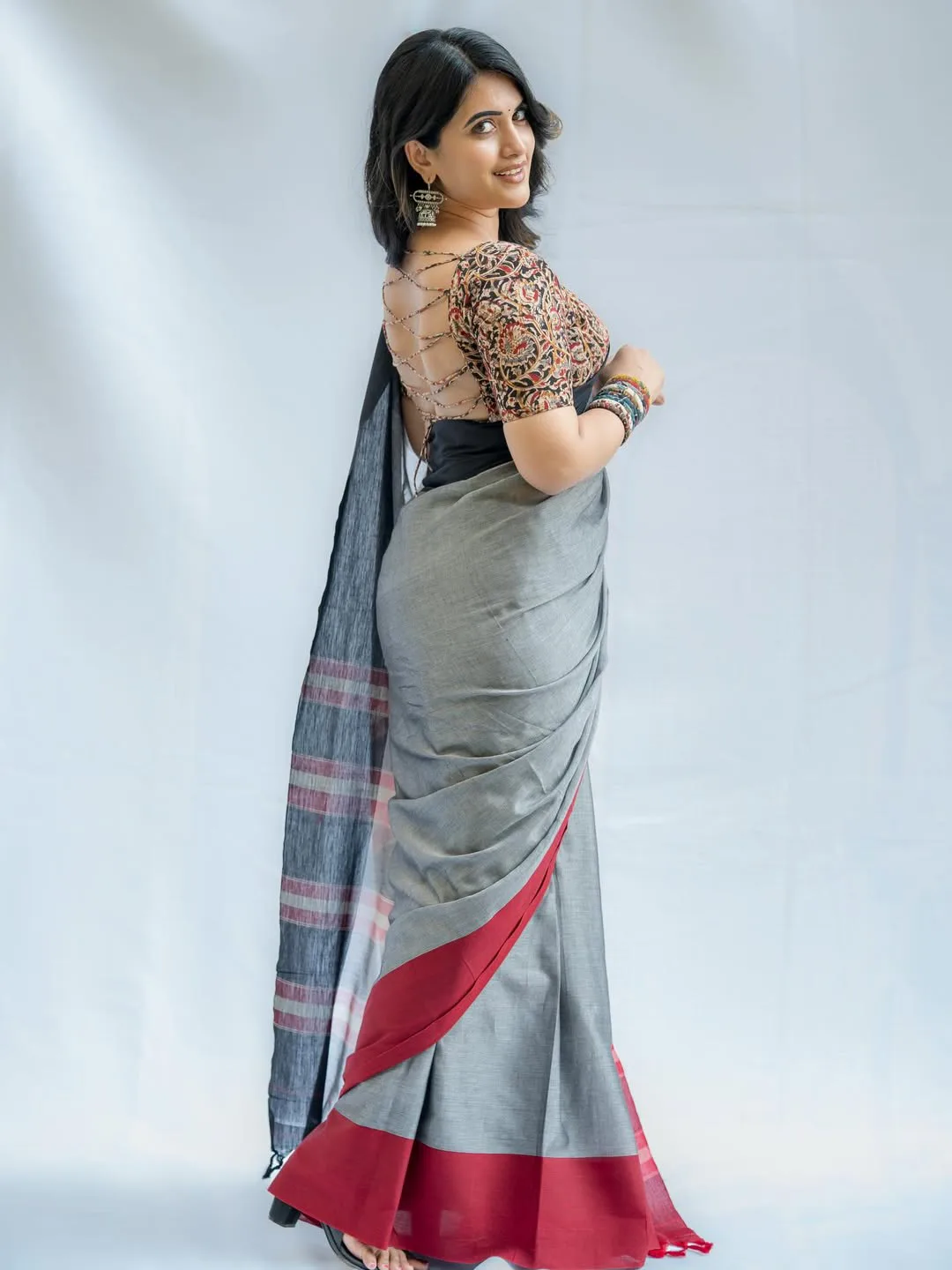 anchor sravanthi chokkarapu latest photos in saree