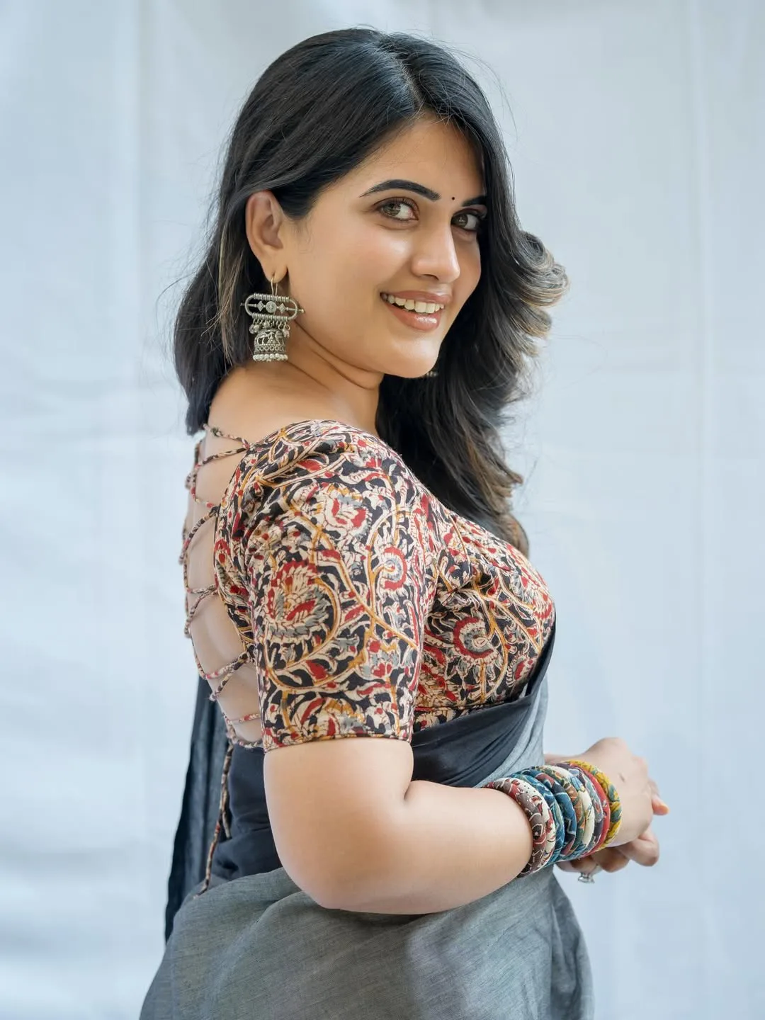 anchor sravanthi chokkarapu latest photos in saree