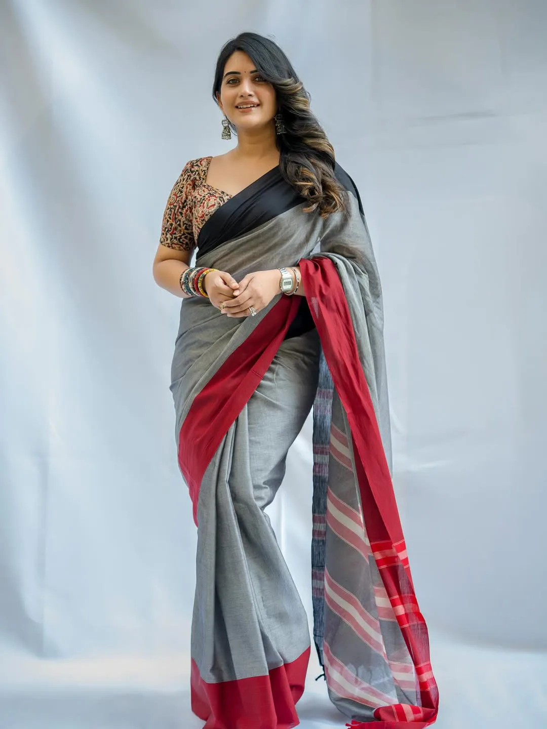 anchor sravanthi chokkarapu latest photos in saree