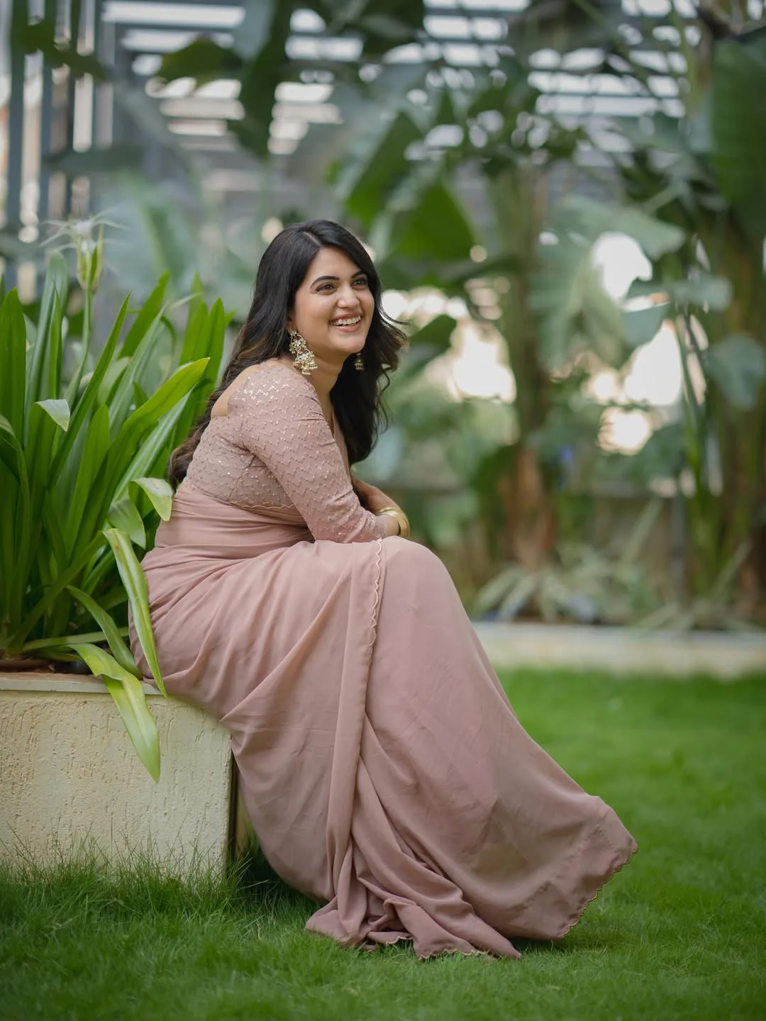 anchor sravanthi stunning looks in saree