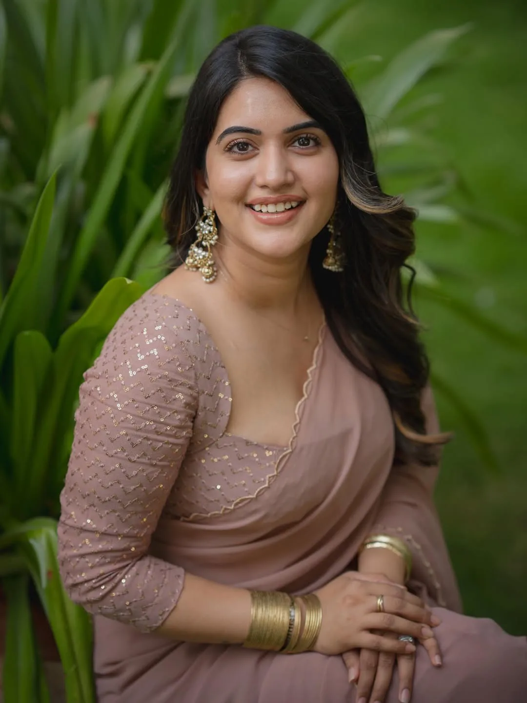 anchor sravanthi stunning looks in saree
