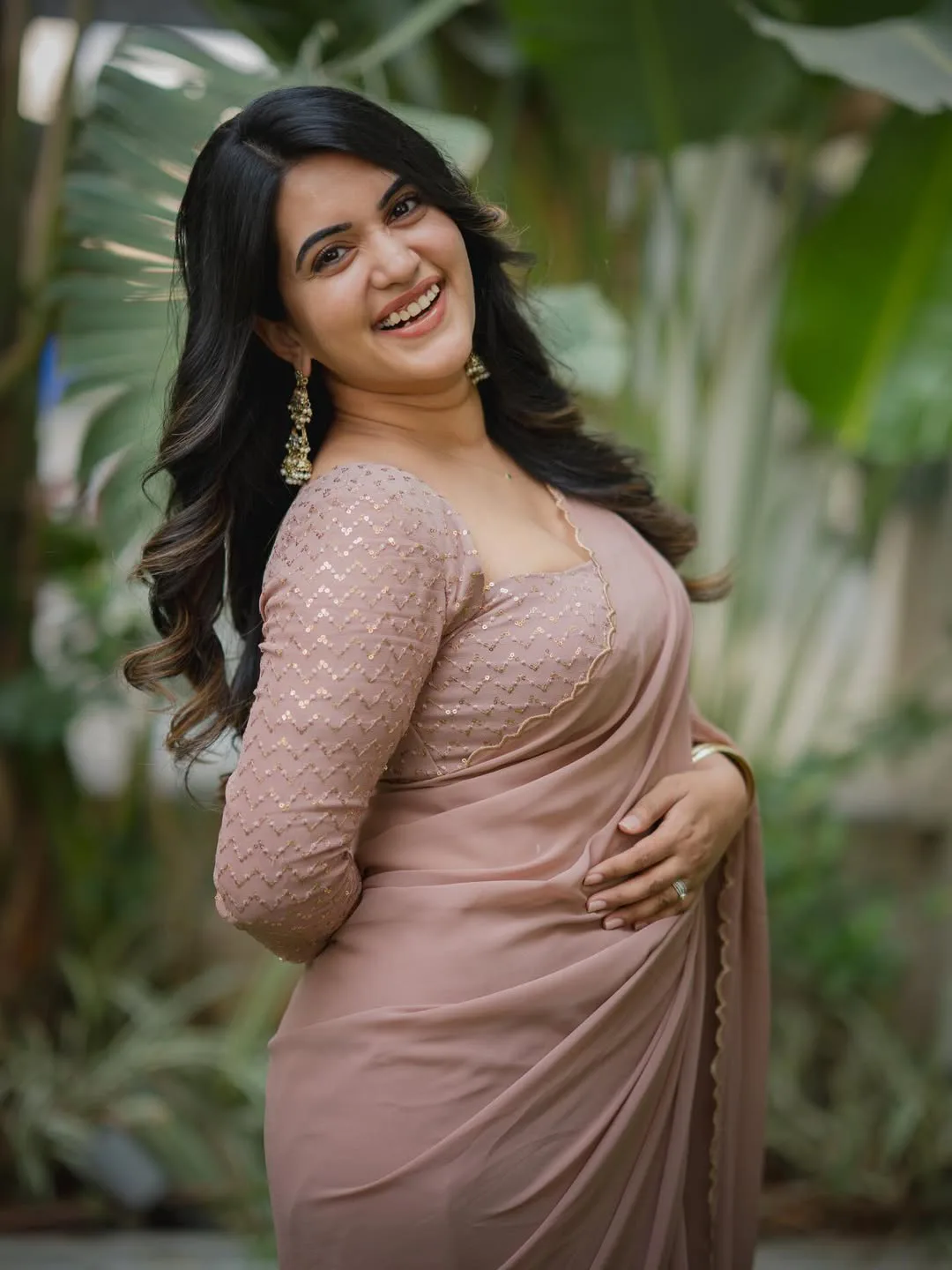 anchor sravanthi stunning looks in saree