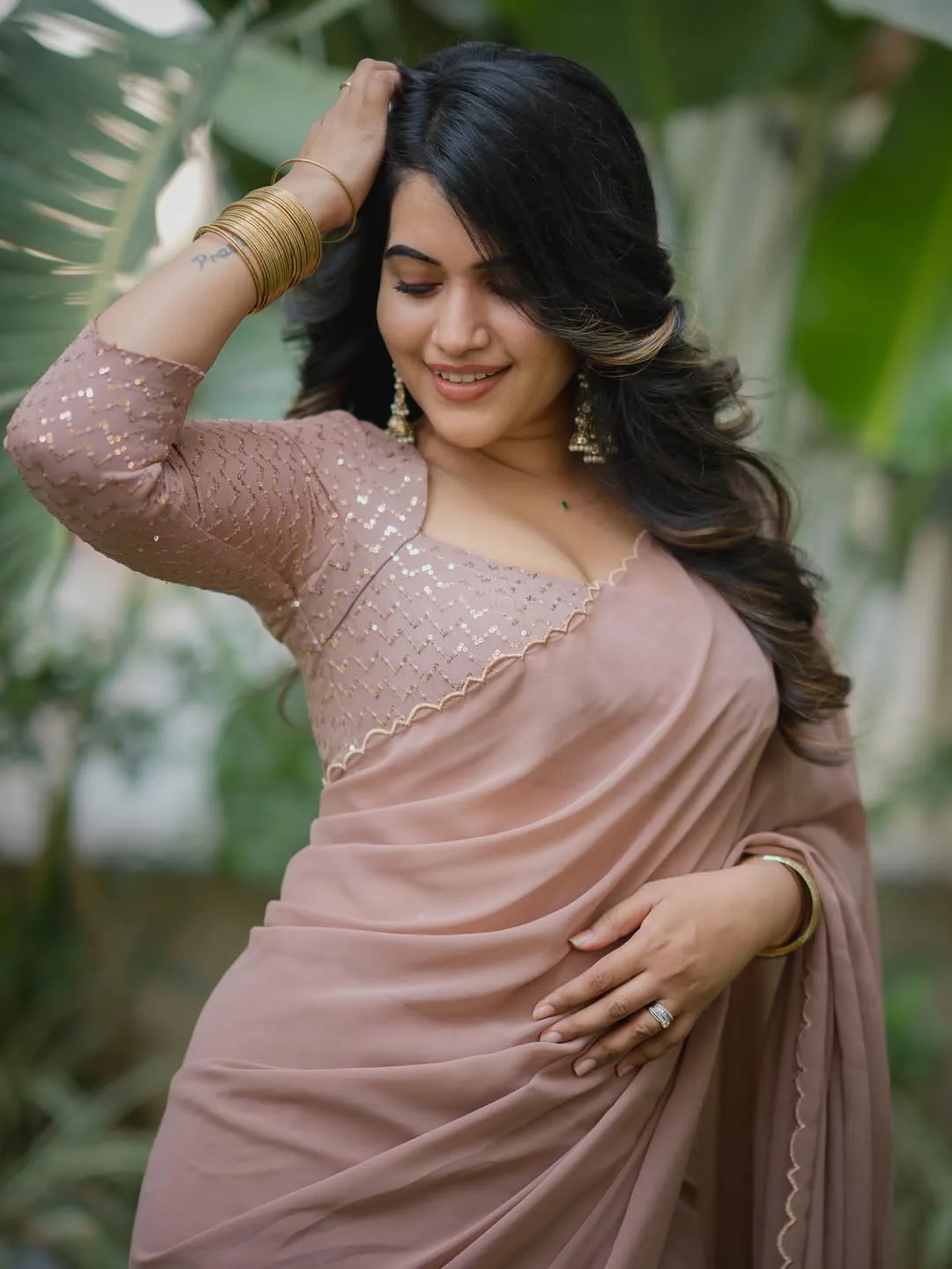 anchor sravanthi stunning looks in saree