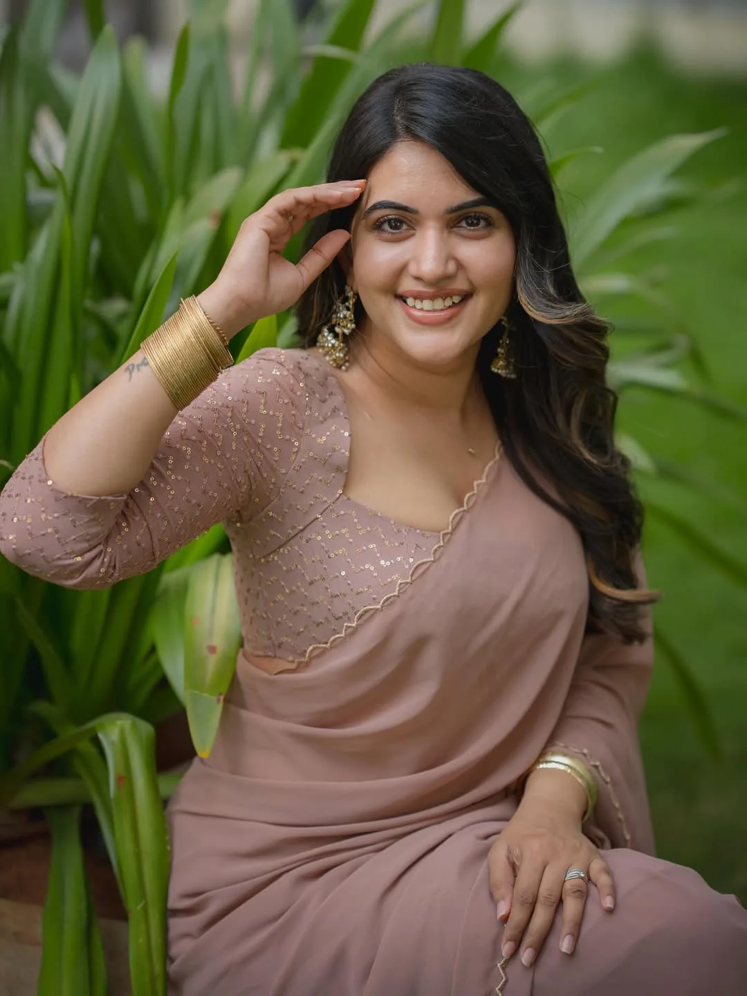 anchor sravanthi stunning looks in saree