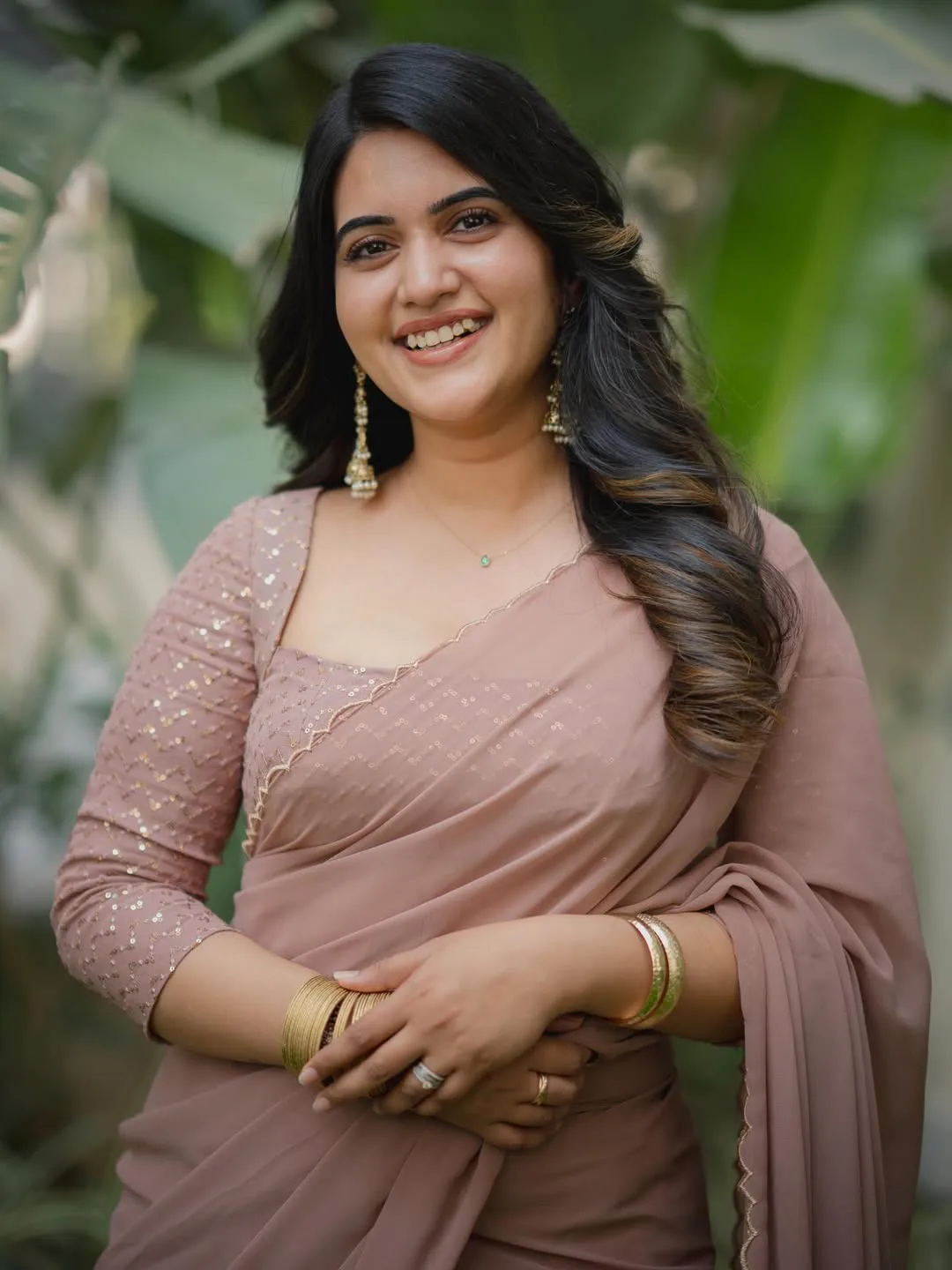 anchor sravanthi stunning looks in saree