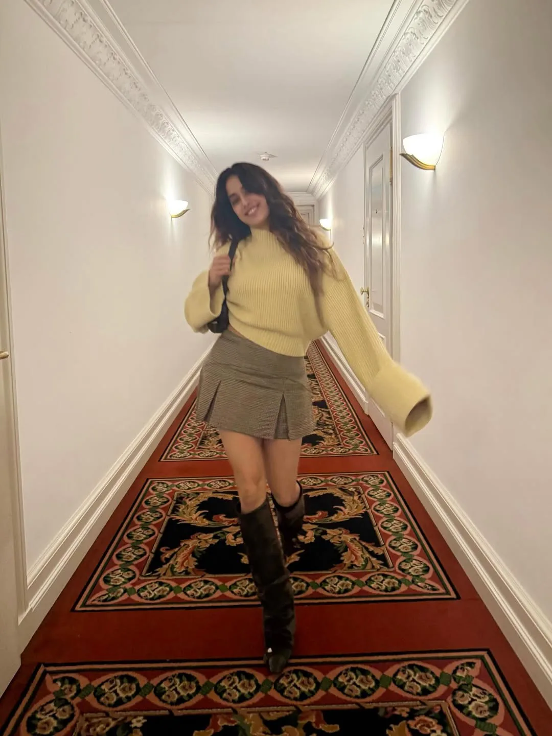 janhvi kapoor latest photos viral on social media