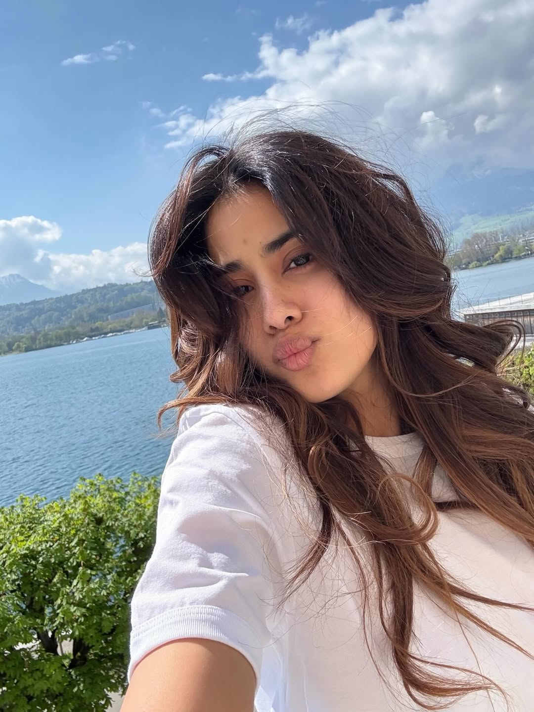 janhvi kapoor latest photos viral on social media