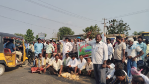 ఖమ్మం జిల్లా కొణిజర్ల మండలం గుబ్బగుర్తి వద్ద మొక్కజొన్న రైతులు నీరు రాక పంట ఎండిపోతోందని రహదారిపై రాస్తారోకో నిర్వహిస్తున్న దృశ్యం - ఏప్రిల్ 2026