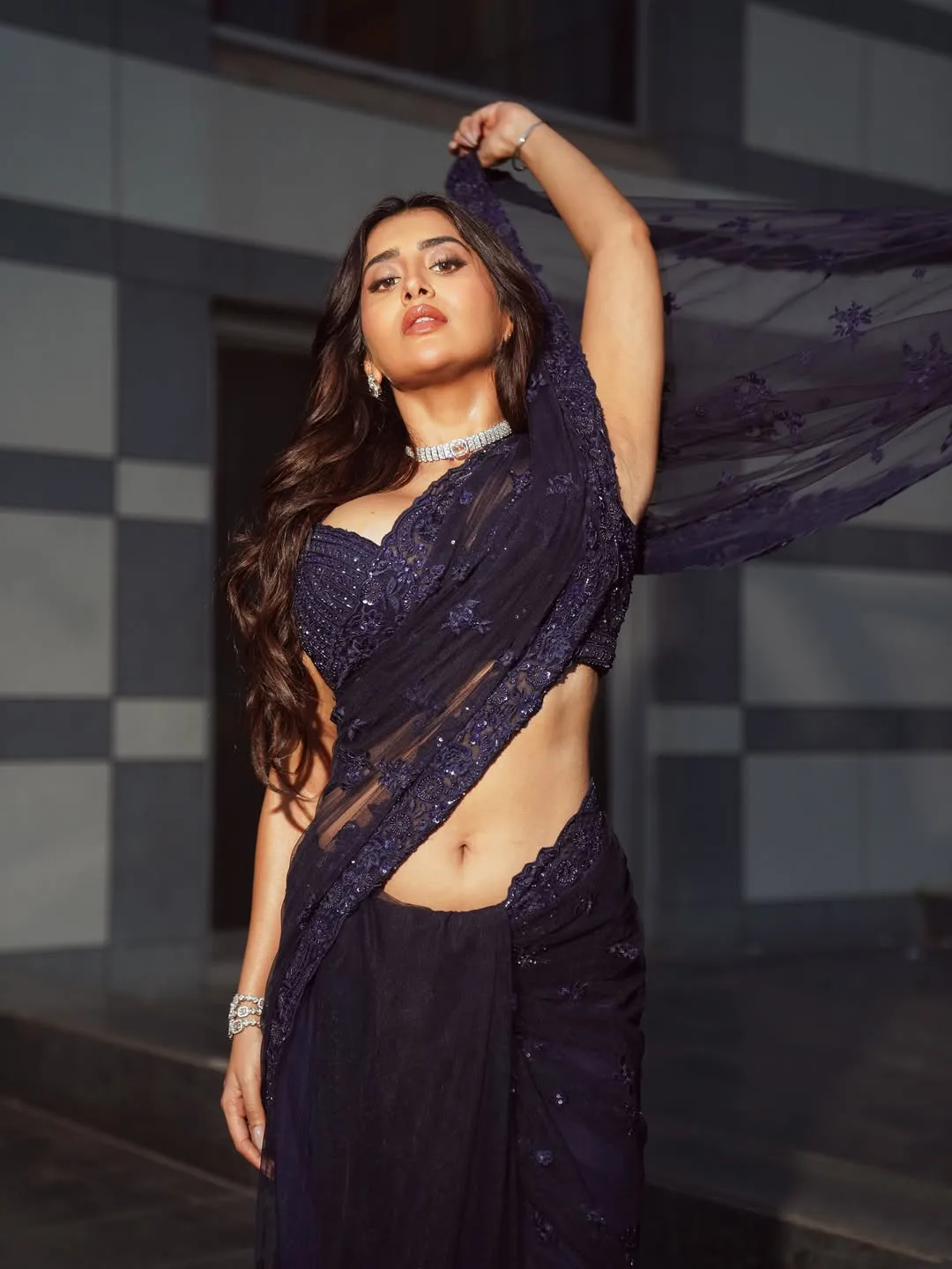 rashi singh glamour show in black saree