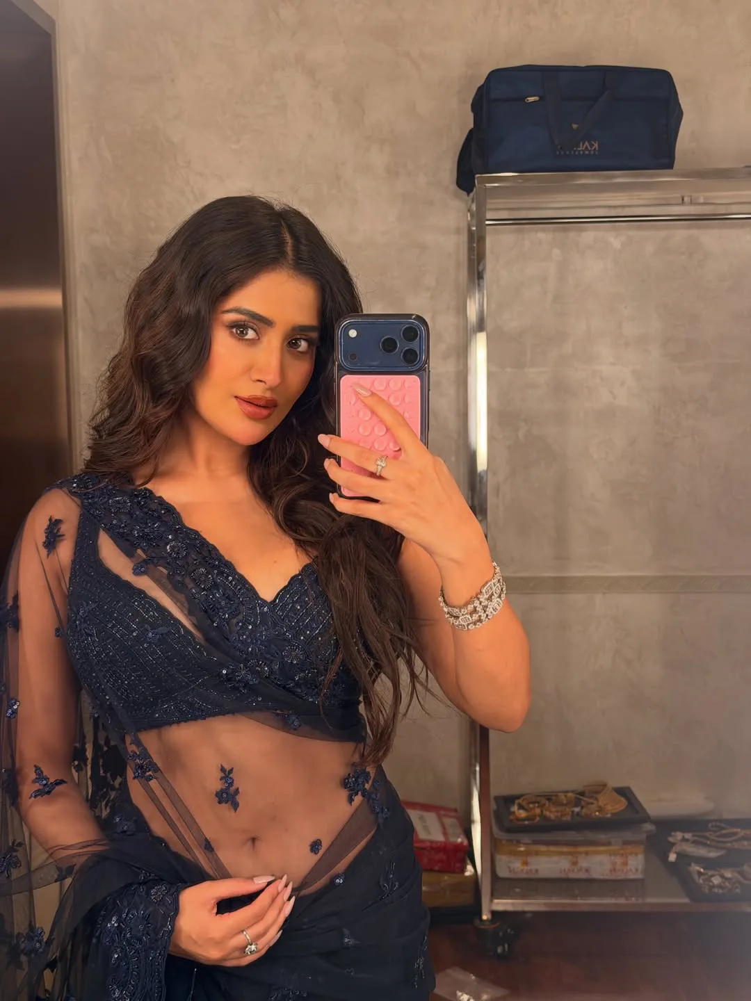 rashi singh glamour show in black saree