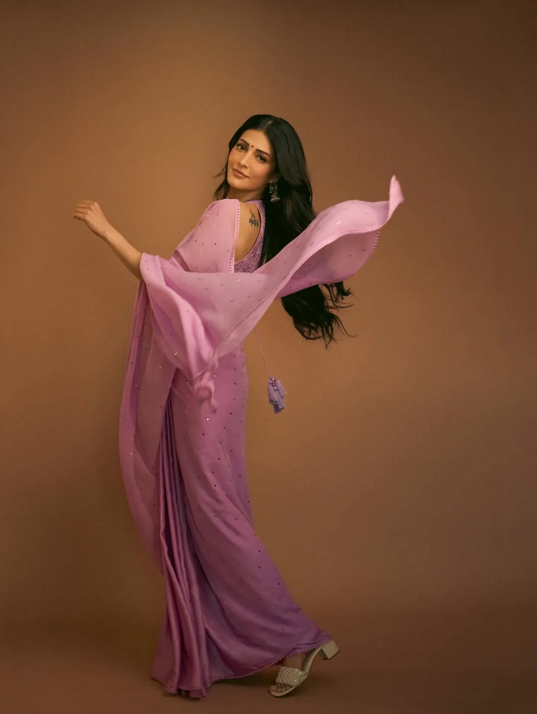 shruthi haasan latest hot photos in pink saree