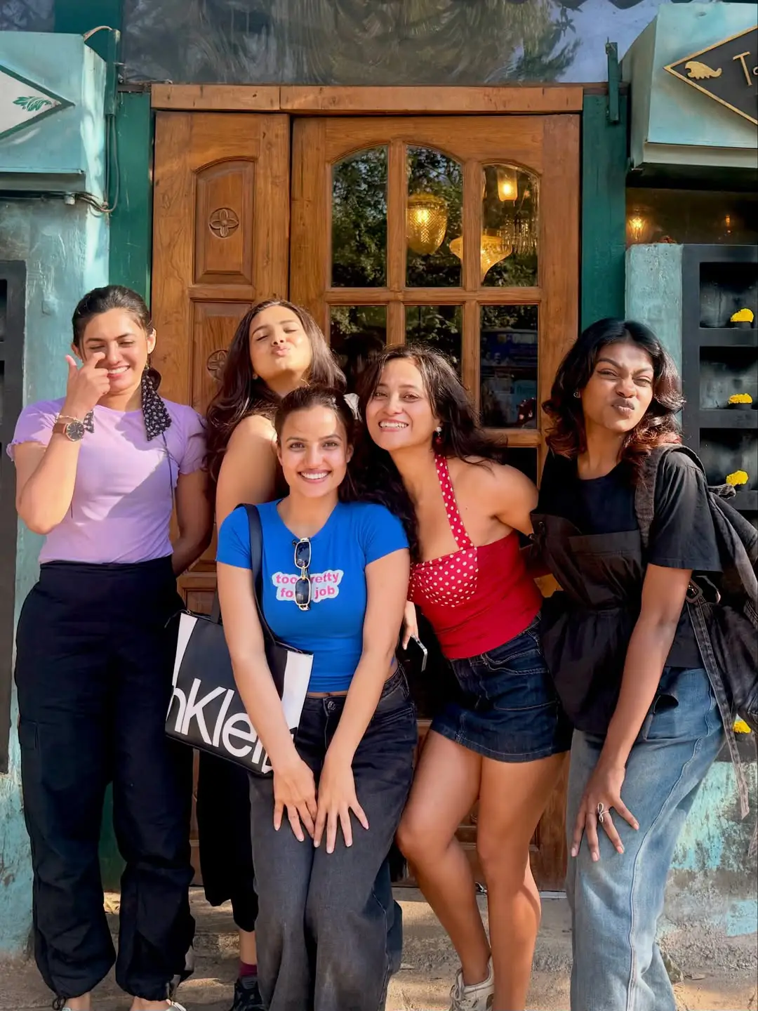 siri hanmanth latest photos with her friends