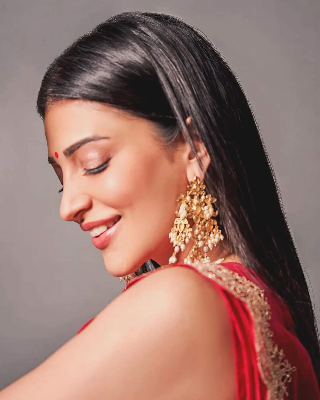 south beauty Shruti Haasan latest photo gallery