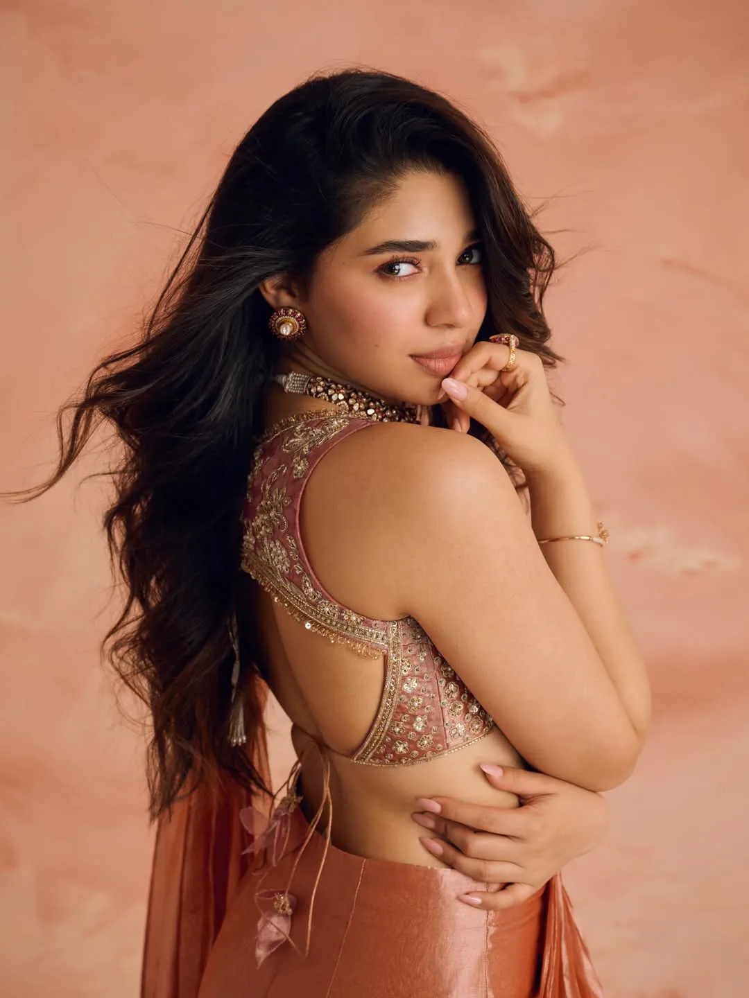 star beauty krithi shetty stunning looks in saree