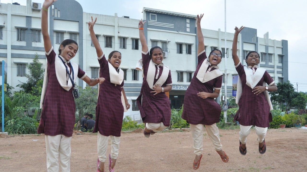 తెలంగాణ SSC 2026 ఫలితాల్లో మొత్తం పాస్ శాతం 95.15%. మూలుగు 99.30% తో అగ్రస్థానం