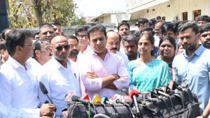 సంగారెడ్డి జైలు వద్ద మీడియాతో మాట్లాడుతున్న బీఆర్ఎస్ వర్కింగ్ ప్రెసిడెంట్ కేటీఆర్, మన్నె క్రిషాంక్ అరెస్ట్‌పై స్పందిస్తూ ఆయనతో పాటు సబితా ఇంద్రారెడ్డి, ఎమ్మెల్యేలు మరియు పార్టీ నేతలు ఉన్న దృశ్యం.