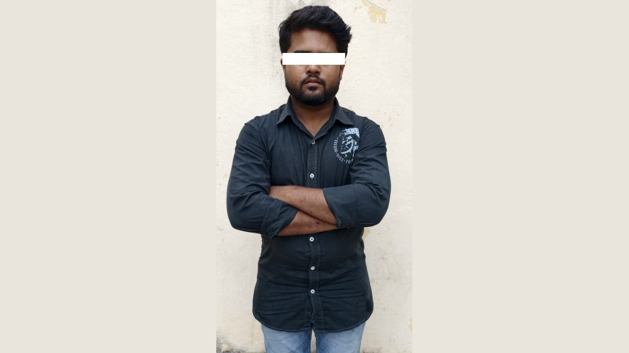 నిందితుడు మొహమ్మద్ అబూబకర్ అలీ తబస్సుమ్ (27) డెలివరీ ఎగ్జిక్యూటివ్‌గా పని చేస్తున్నాడు.