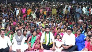 కొత్తగూడలో ఇందిరమ్మ ఇళ్ల గృహప్రవేశ కార్యక్రమంలో ఆదివాసీ మహిళలు, చిన్నారులతో కలిసి కూర్చున్న సీఎం రేవంత్ రెడ్డి