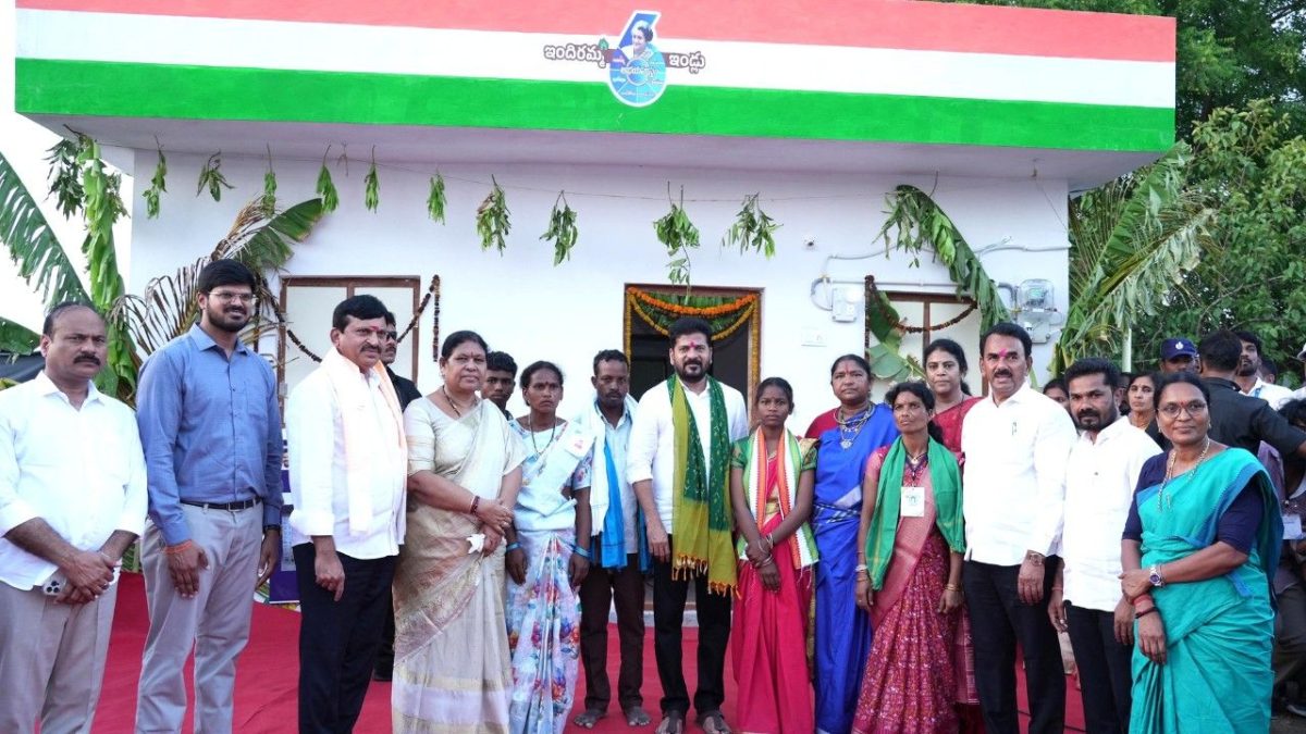 ఇందిరమ్మ ఇళ్ల ప్రారంభోత్సవంలో ఆదివాసీ మహిళలతో సీఎం రేవంత్ రెడ్డి ముఖాముఖి