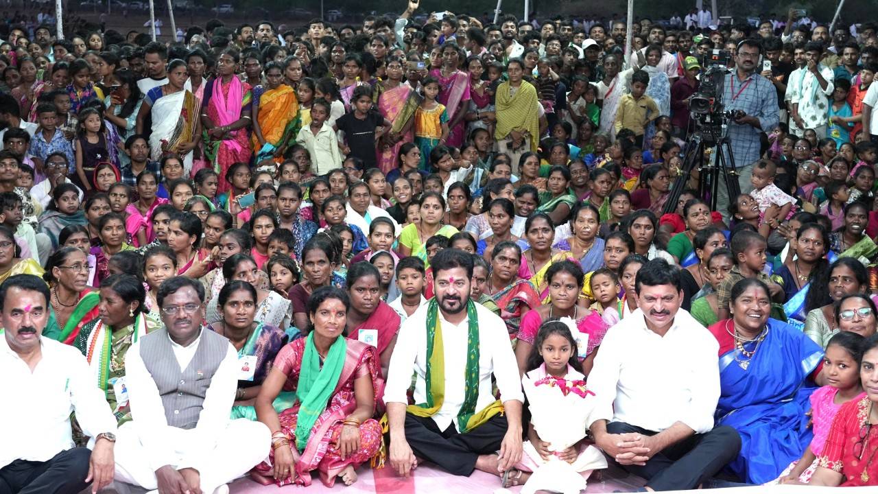 కొత్తగూడలో ఇందిరమ్మ ఇళ్ల గృహప్రవేశ కార్యక్రమంలో ఆదివాసీ మహిళలు, చిన్నారులతో కలిసి కూర్చున్న సీఎం రేవంత్ రెడ్డి