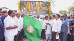 ప్రజాప్రతినిధులు, అధికారులు సమక్షంలో అలంకరించిన కొత్త టీఎస్‌ఆర్టీసీ బస్సును పచ్చజెండా ఊపి ప్రారంభిస్తున్న మంత్రి.