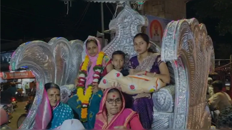 200-years-after-baby-girl-grand-welcome-in-maharashtra