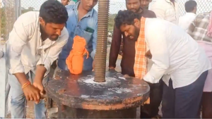 జూరాల ప్రాజెక్టు గేట్లు ఎత్తిన రైతులు