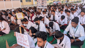 జగిత్యాల మెడికల్ కాలేజీ విద్యార్థుల నిరసన